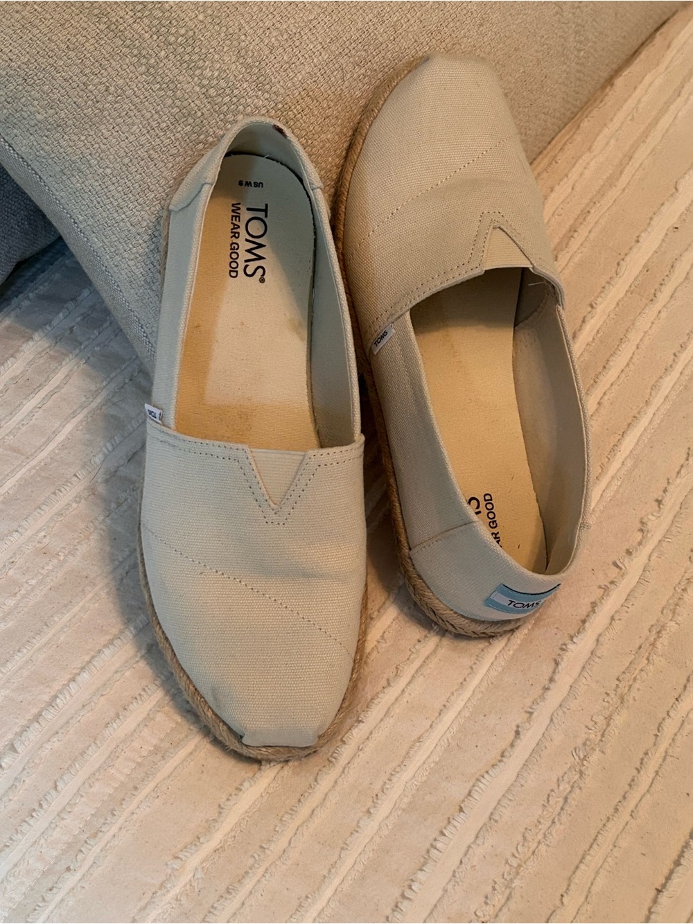 TOMS Ivory Canvas Slip On Flat Espadrilles Shoes Women's Size 9 Gently Used